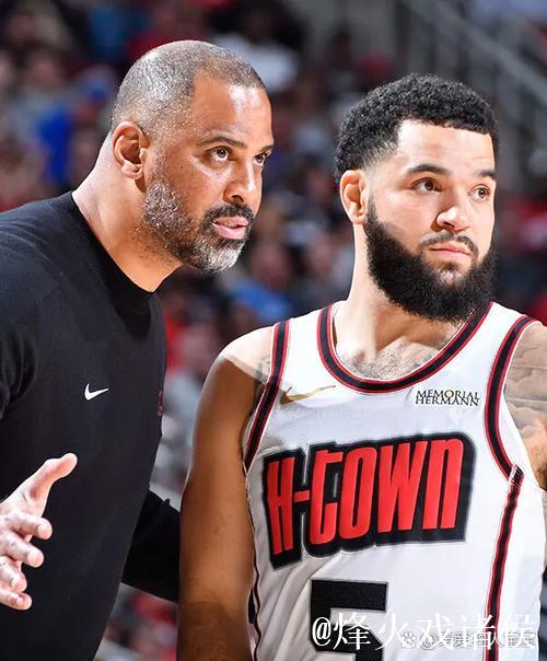 火箭官推：约基奇赛前与杰夫-格林相拥交流