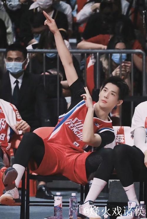 王安宇太厉害了,滑着滑着就滑成专业选手了哈哈哈 王安宇太厉害了,滑着滑着就滑成专业选手了哈哈哈